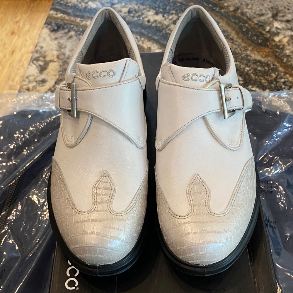 ECCO women’s Golf shoes, Size 6-6.5(US)37(EU)
Silver M/White